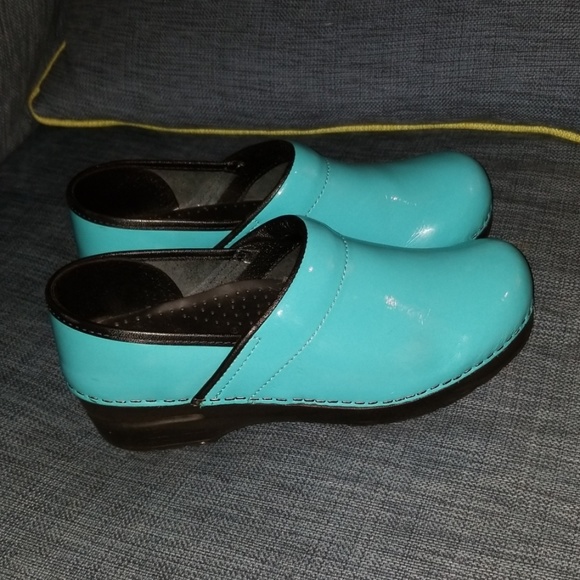 sanita clogs 39